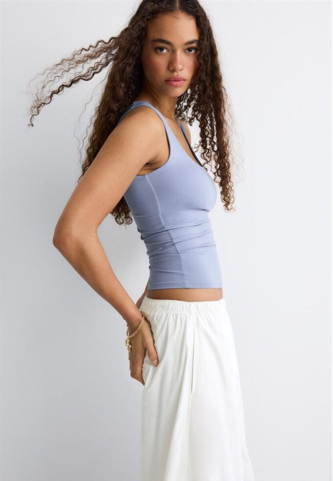 T-skjorte i polyamid med brede stropper