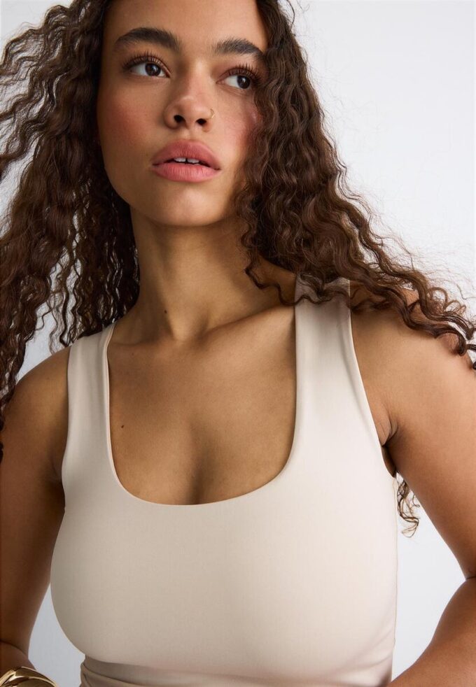 T-skjorte i polyamid med brede stropper