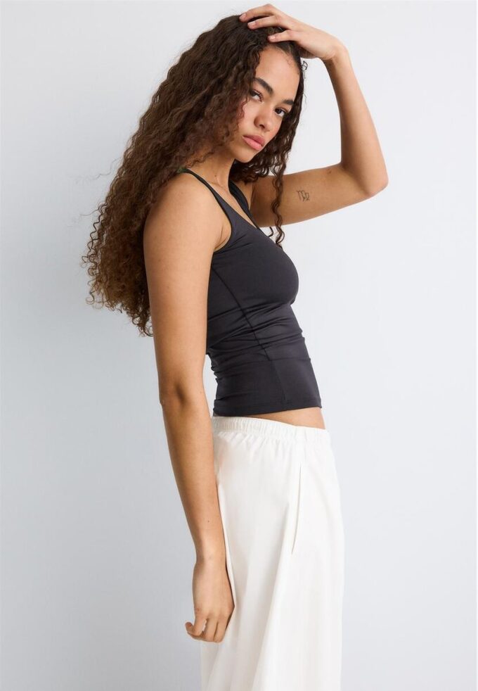 T-skjorte i polyamid med brede stropper