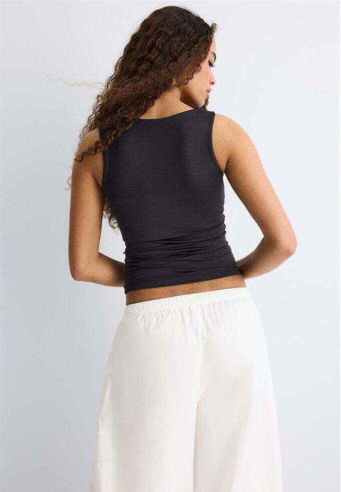 T-skjorte i polyamid med brede stropper