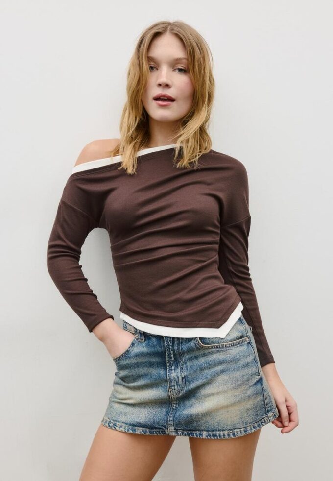 T-skjorte med lange ermer, to lag og asymmetrisk snitt