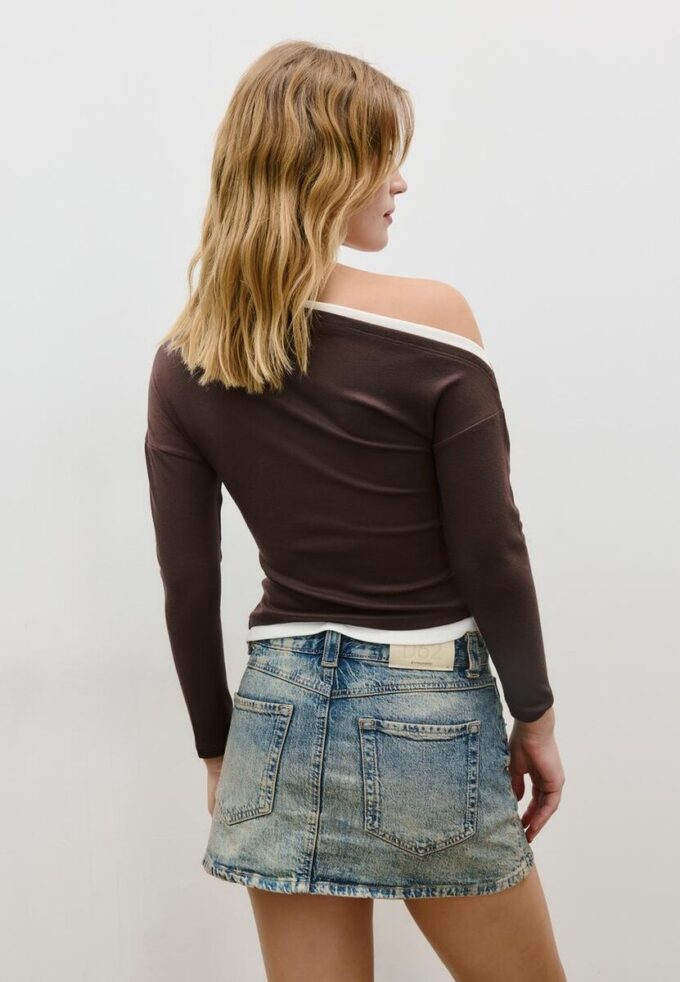 T-skjorte med lange ermer, to lag og asymmetrisk snitt