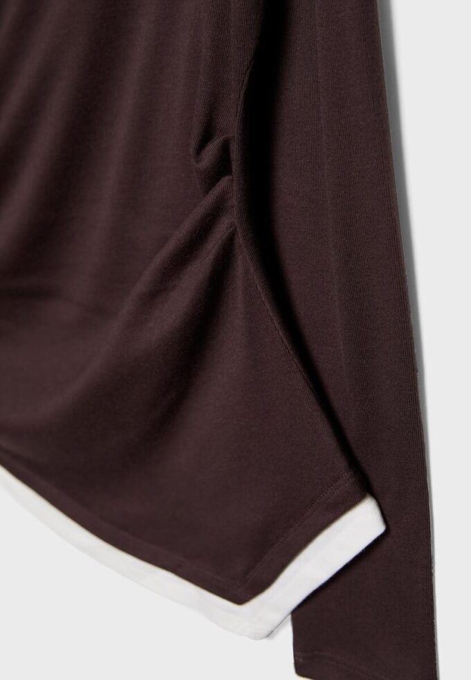 T-skjorte med lange ermer, to lag og asymmetrisk snitt