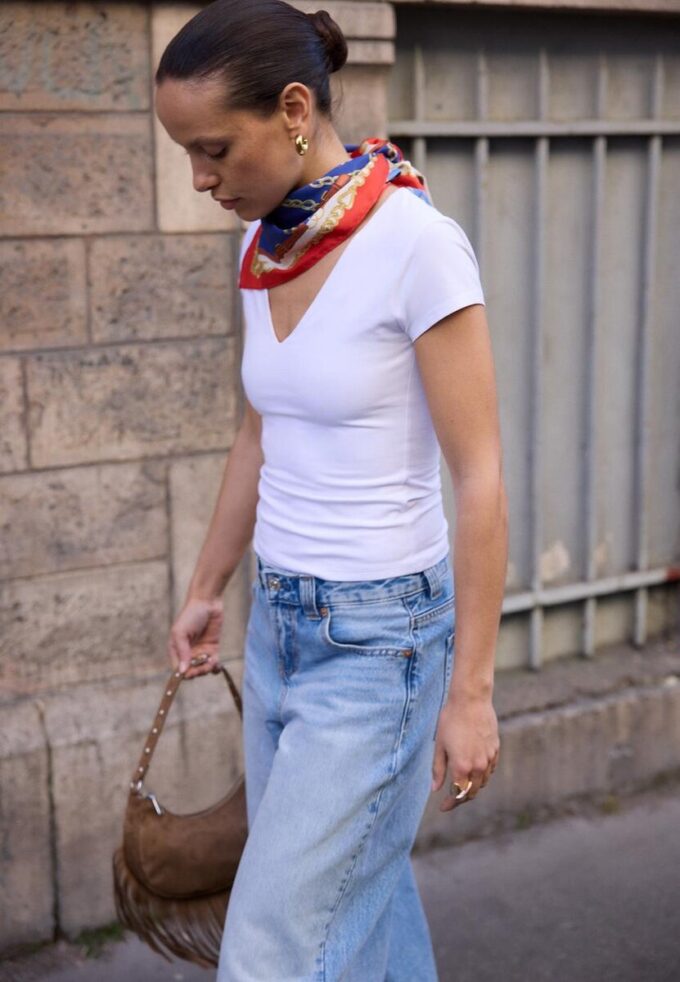 T-skjorte med V-hals og korte shorts