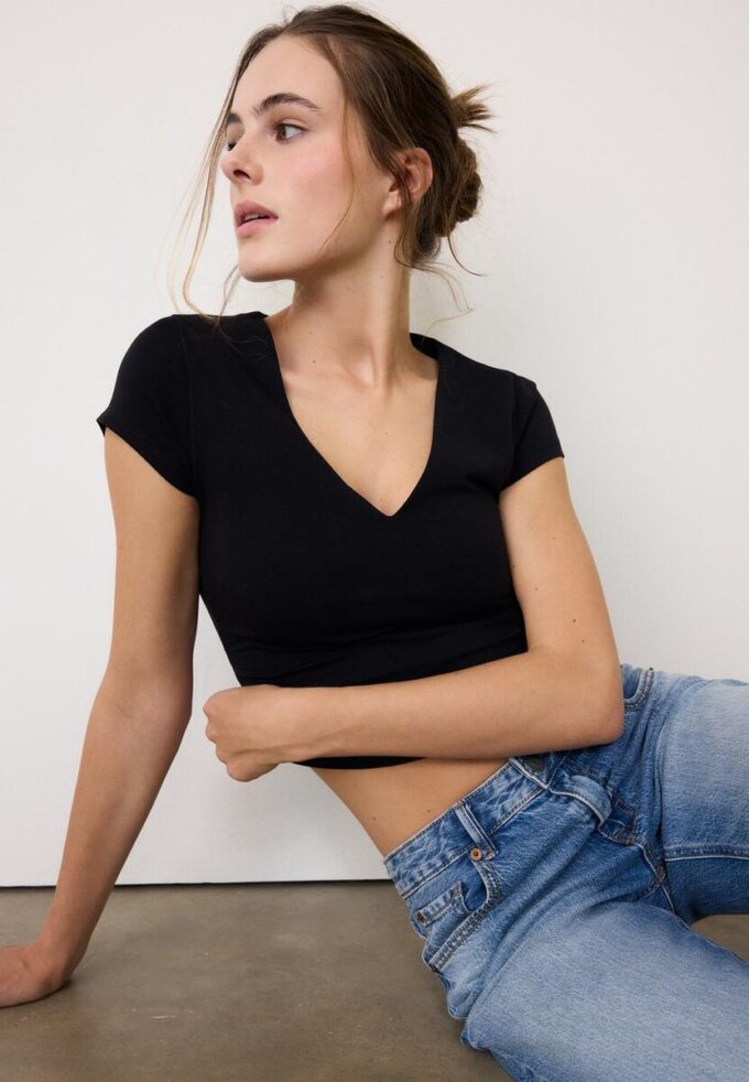 T-skjorte med V-hals og korte shorts