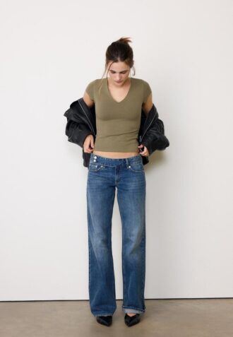 T-skjorte med V-hals og korte shorts