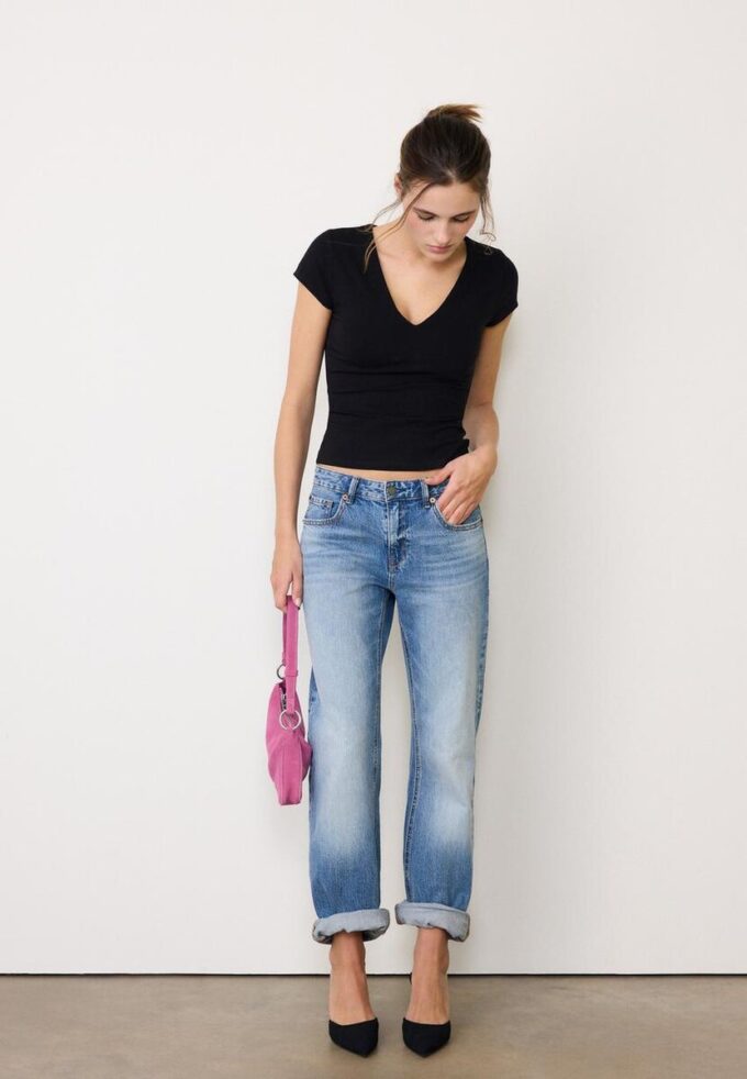 T-skjorte med V-hals og korte shorts