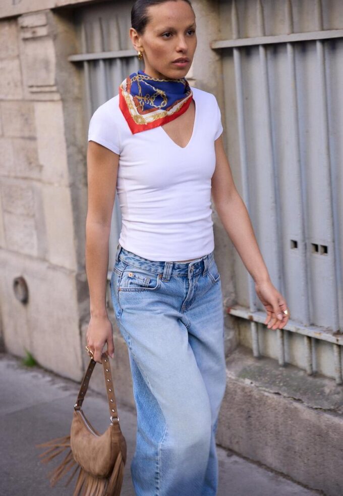 T-skjorte med V-hals og korte shorts