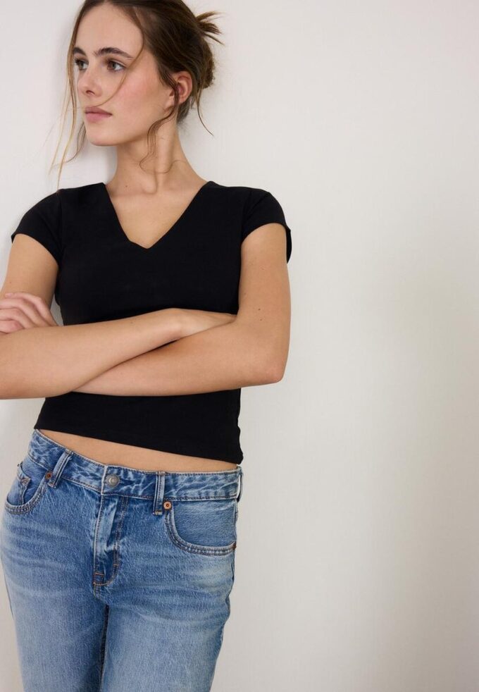 T-skjorte med V-hals og korte shorts