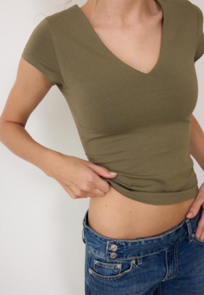 T-skjorte med V-hals og korte shorts