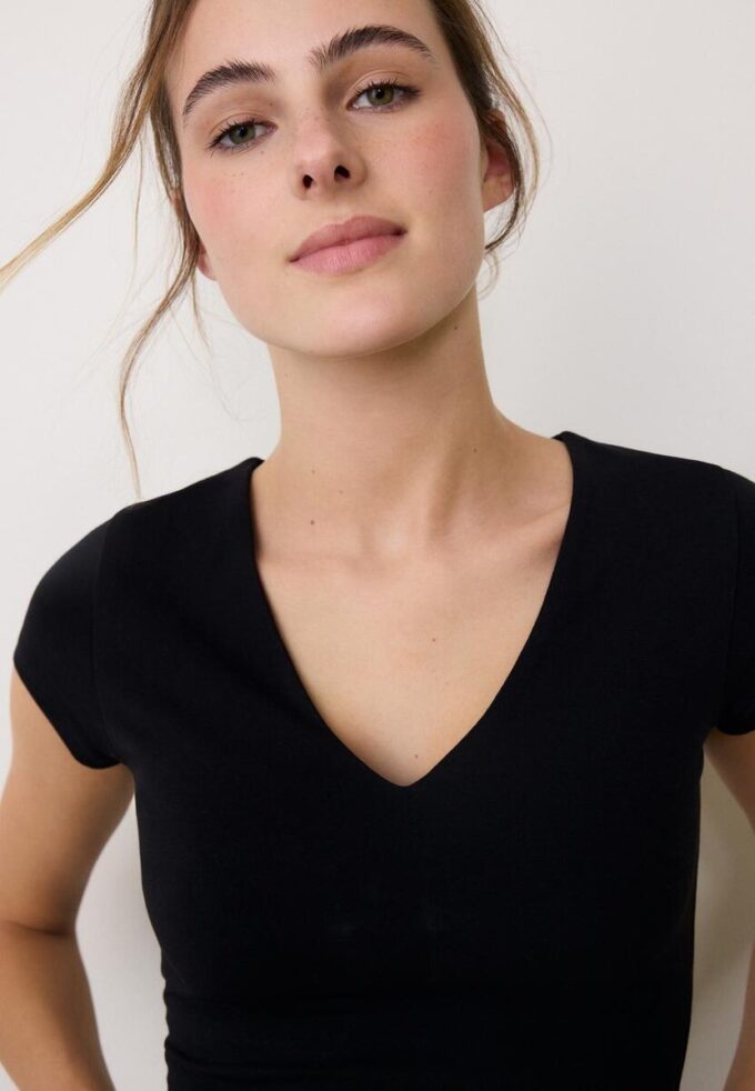 T-skjorte med V-hals og korte shorts