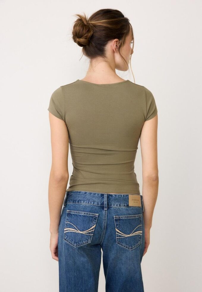 T-skjorte med V-hals og korte shorts