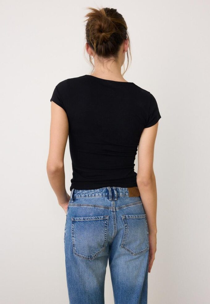 T-skjorte med V-hals og korte shorts