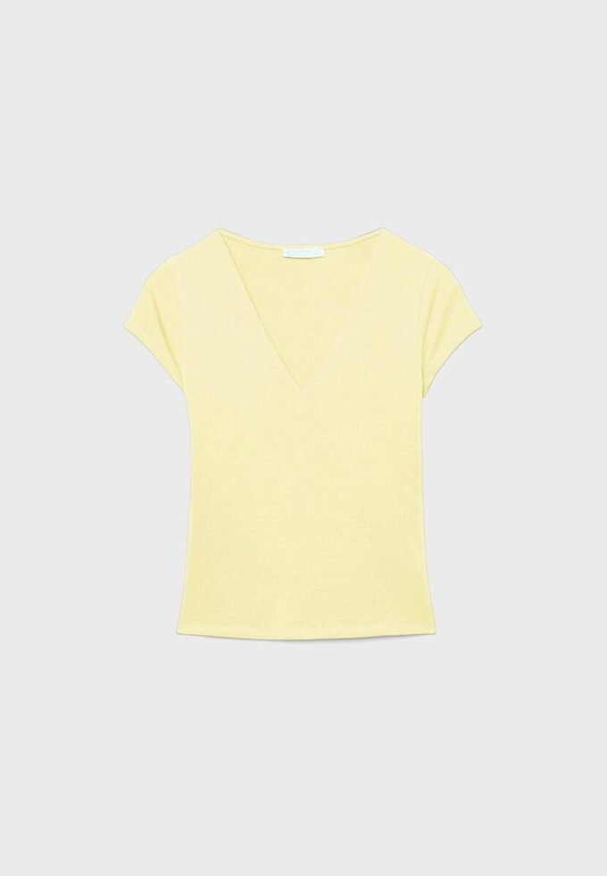 T-skjorte med V-hals og korte shorts