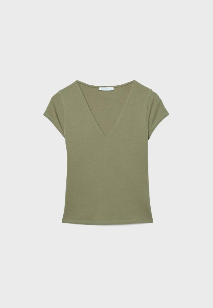 T-skjorte med V-hals og korte shorts