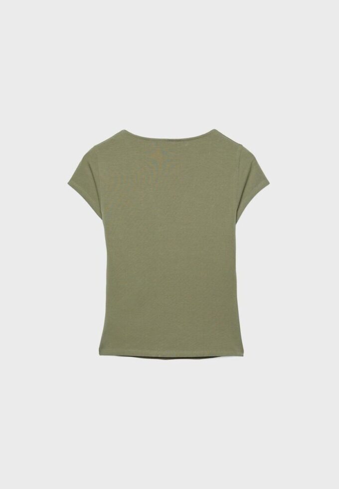 T-skjorte med V-hals og korte shorts