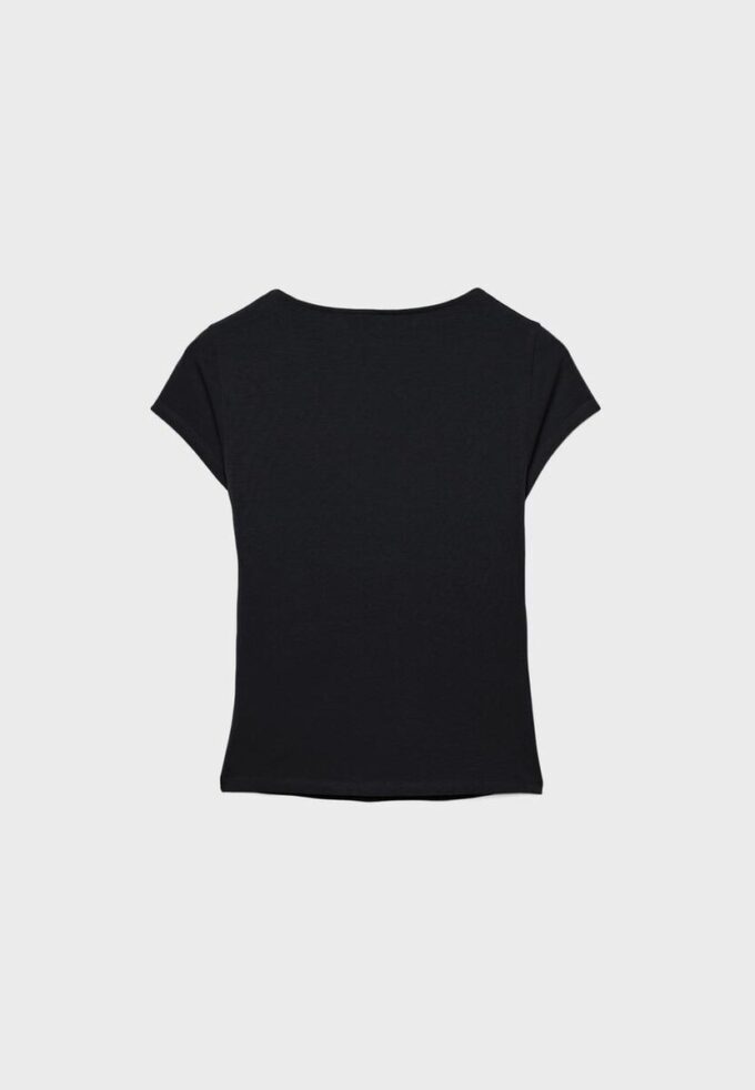 T-skjorte med V-hals og korte shorts