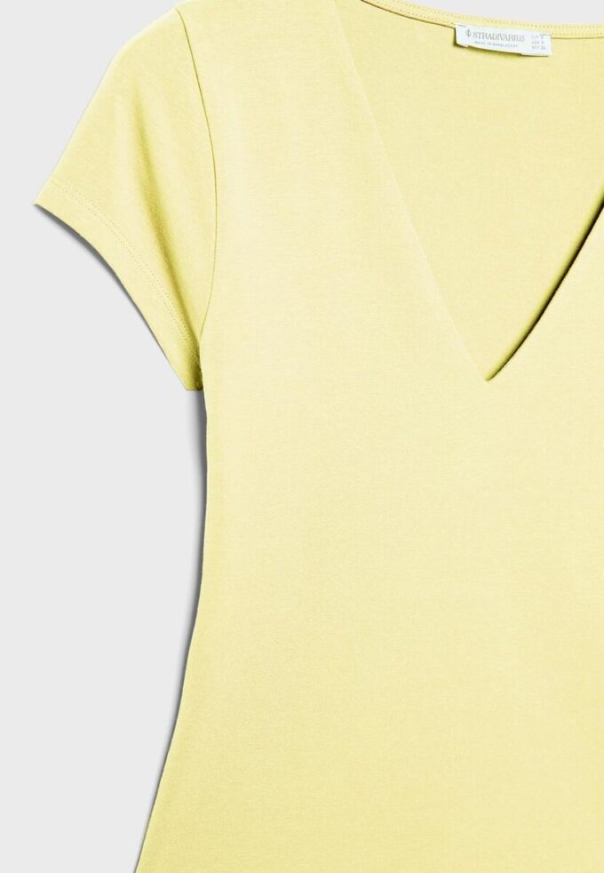 T-skjorte med V-hals og korte shorts