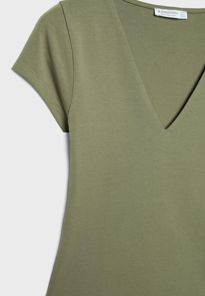 T-skjorte med V-hals og korte shorts