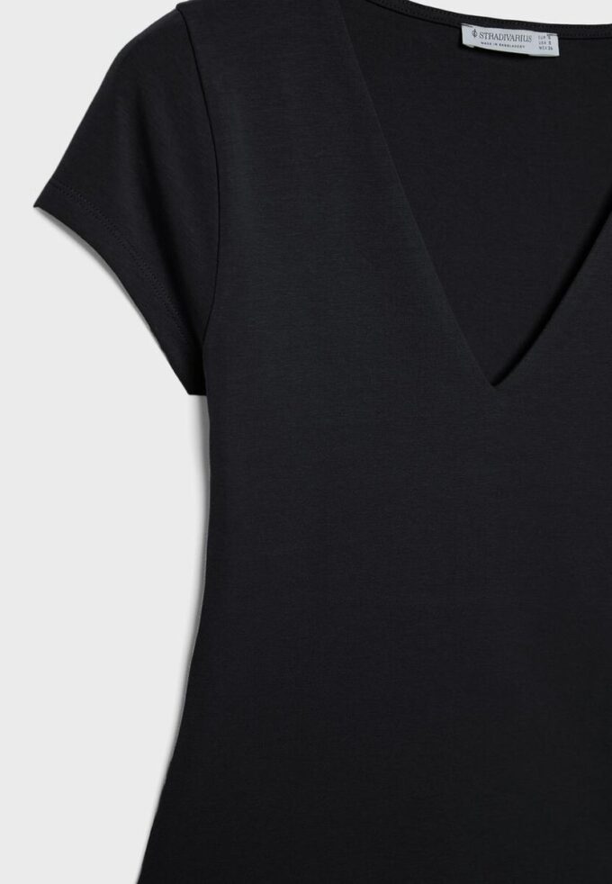 T-skjorte med V-hals og korte shorts