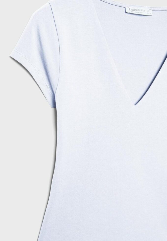 T-skjorte med V-hals og korte shorts