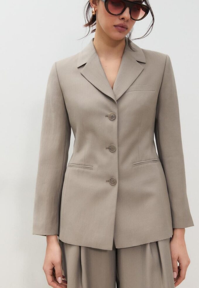 Tettsittende blazer med 3 knapper