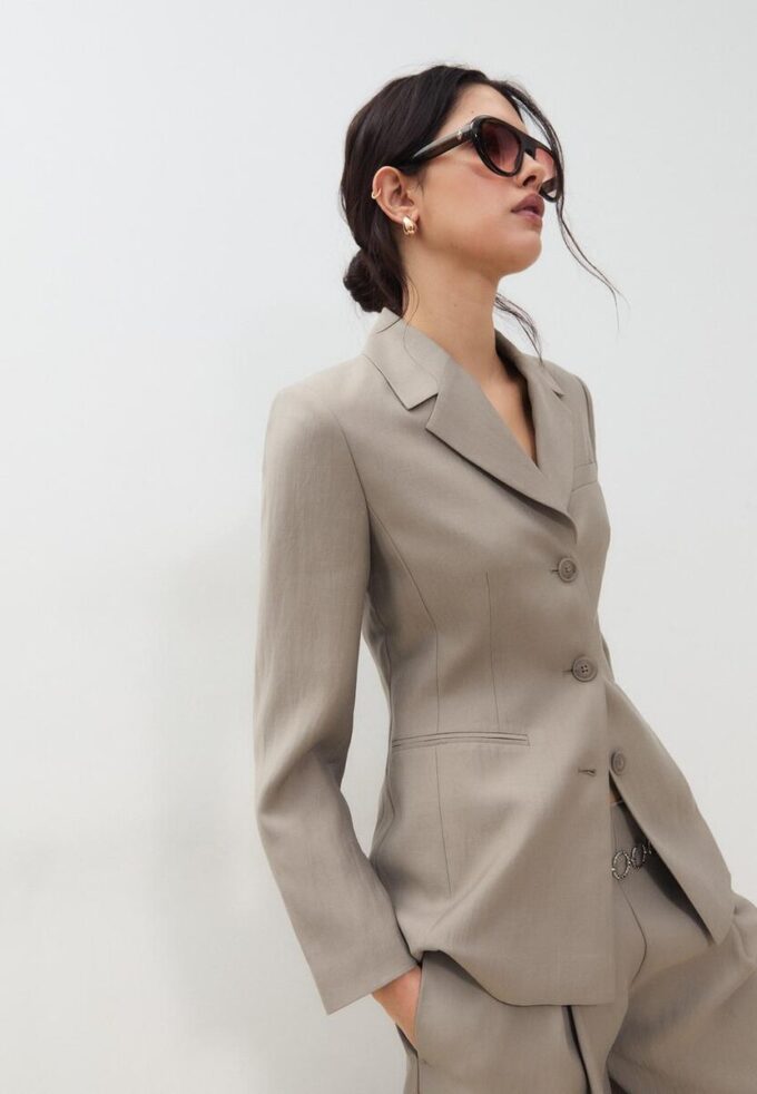 Tettsittende blazer med 3 knapper