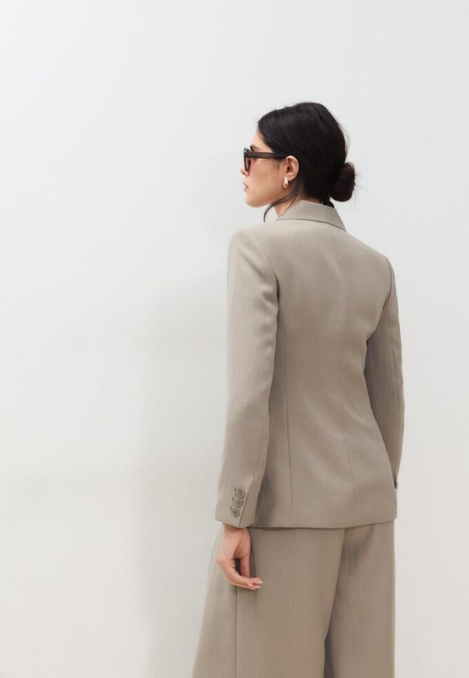 Tettsittende blazer med 3 knapper