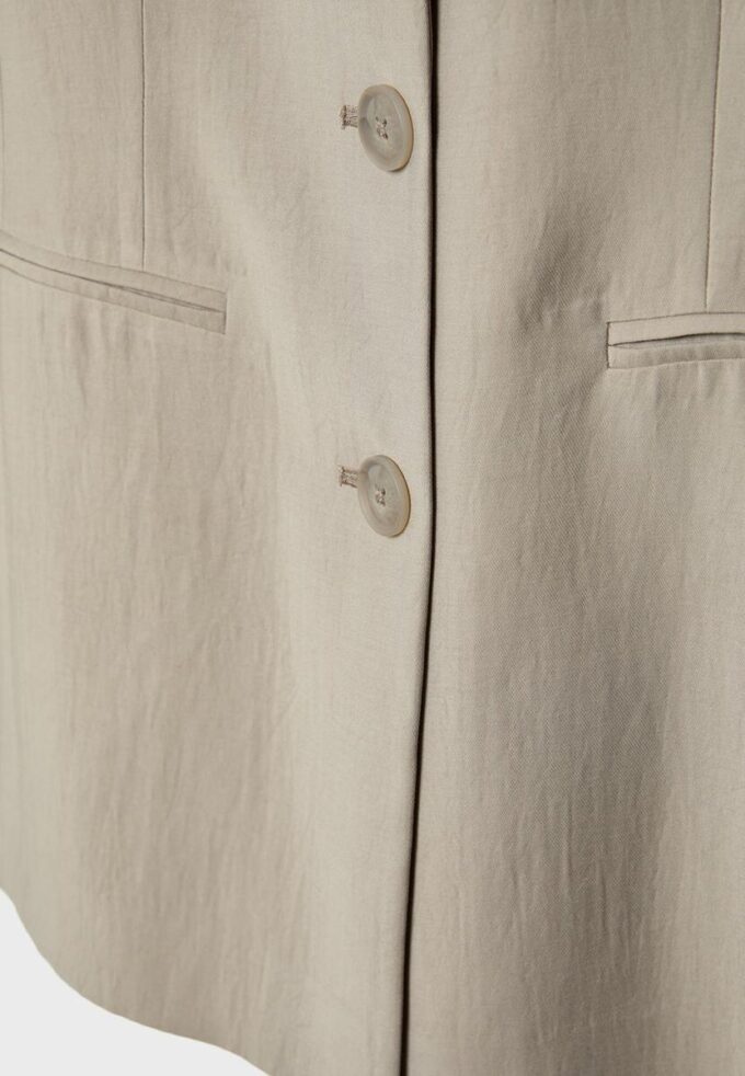 Tettsittende blazer med 3 knapper