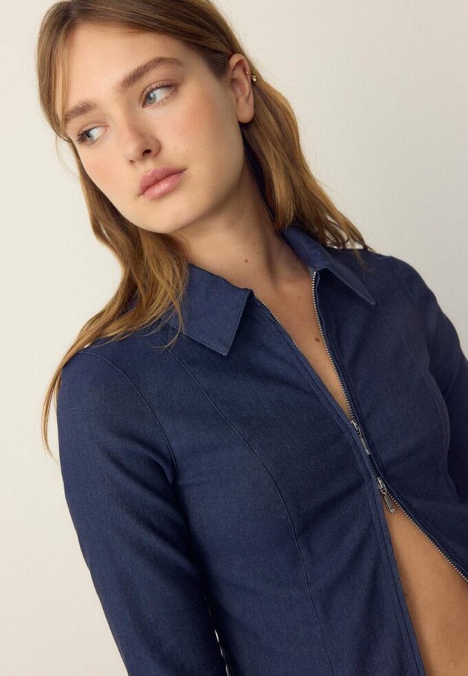 Tettsittende denimskjorte i bengalin med dobbel glidelås