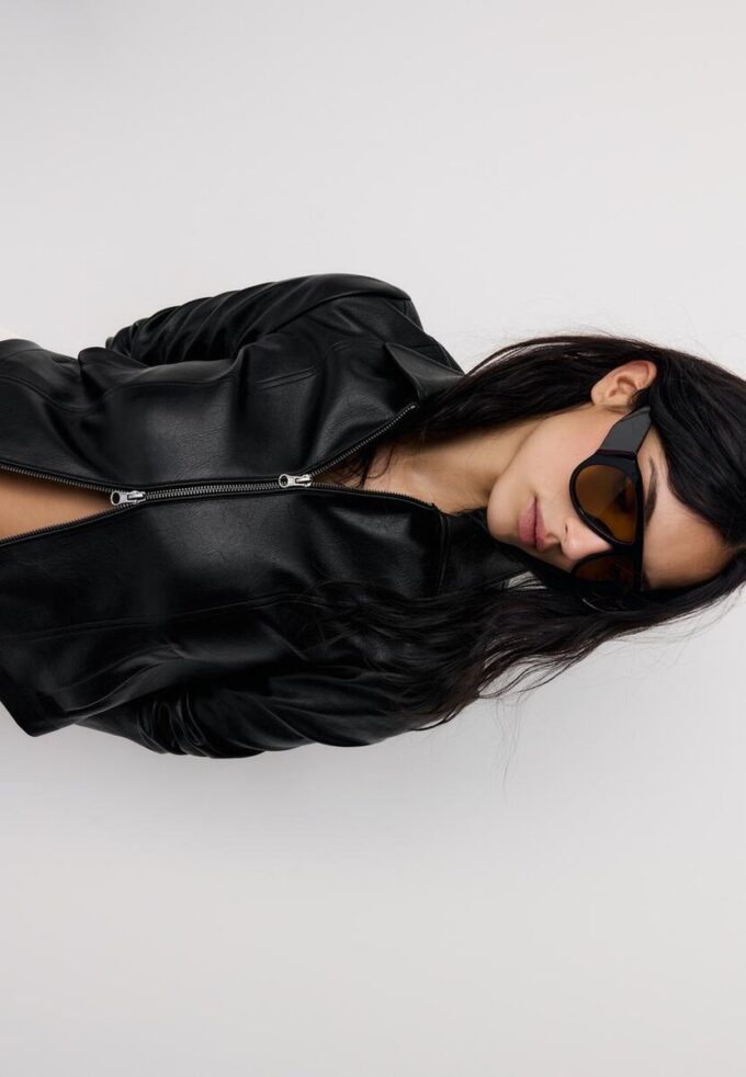 Tettsittende jakke i skinnimitasjon