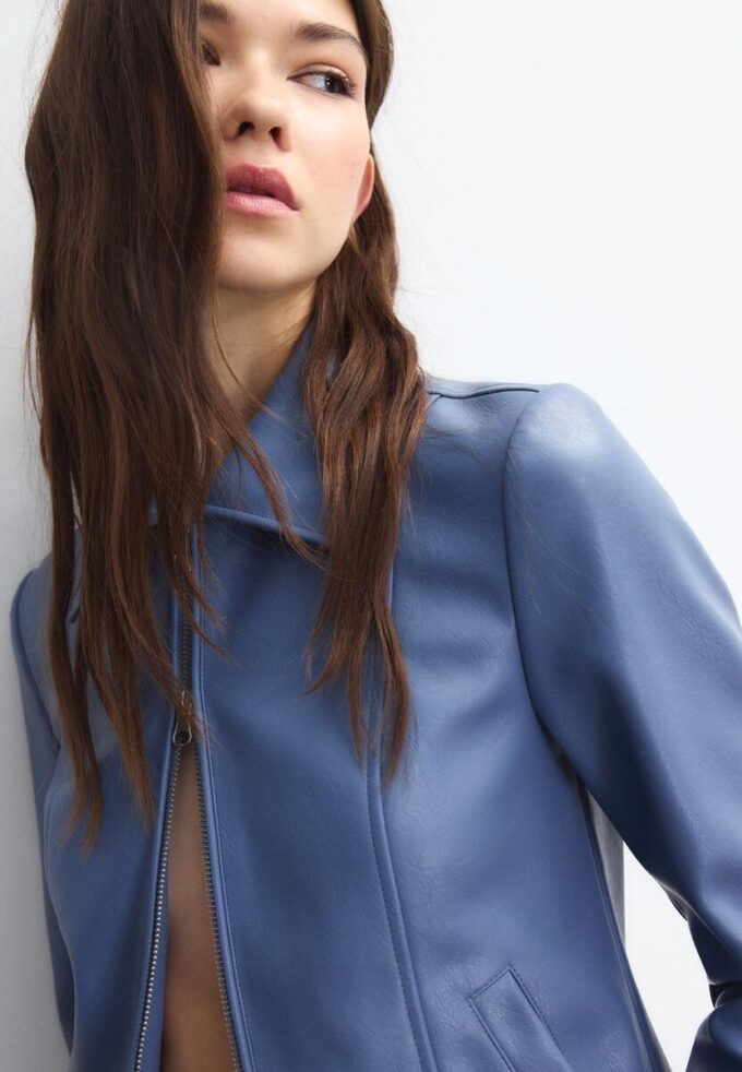 Tettsittende jakke i skinnimitasjon