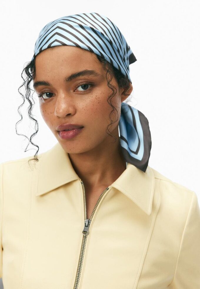 Tettsittende jakke i skinnimitasjon