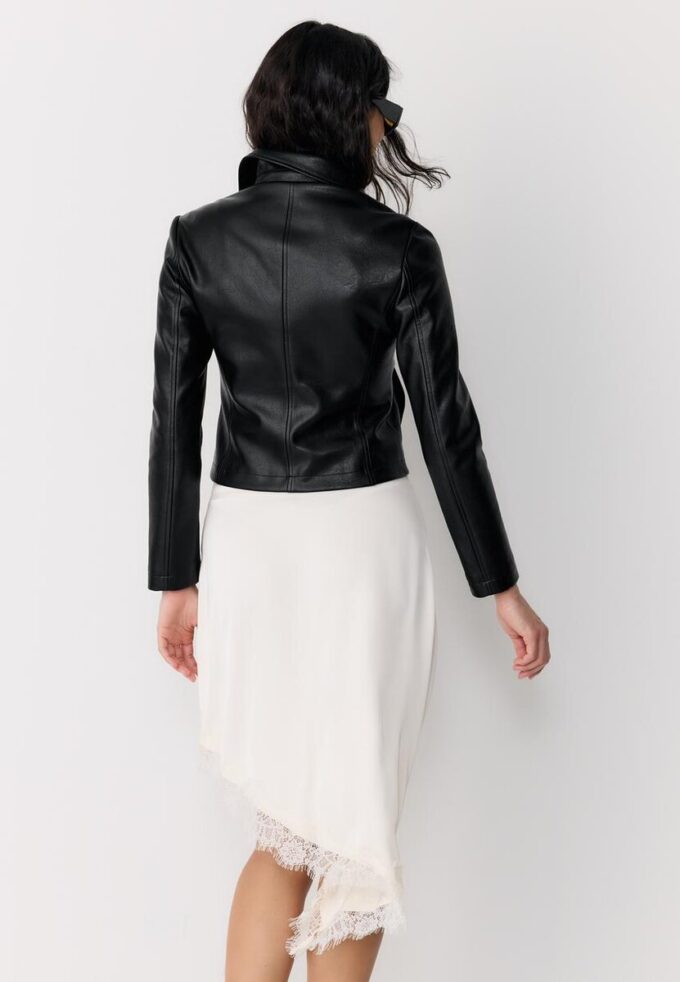 Tettsittende jakke i skinnimitasjon