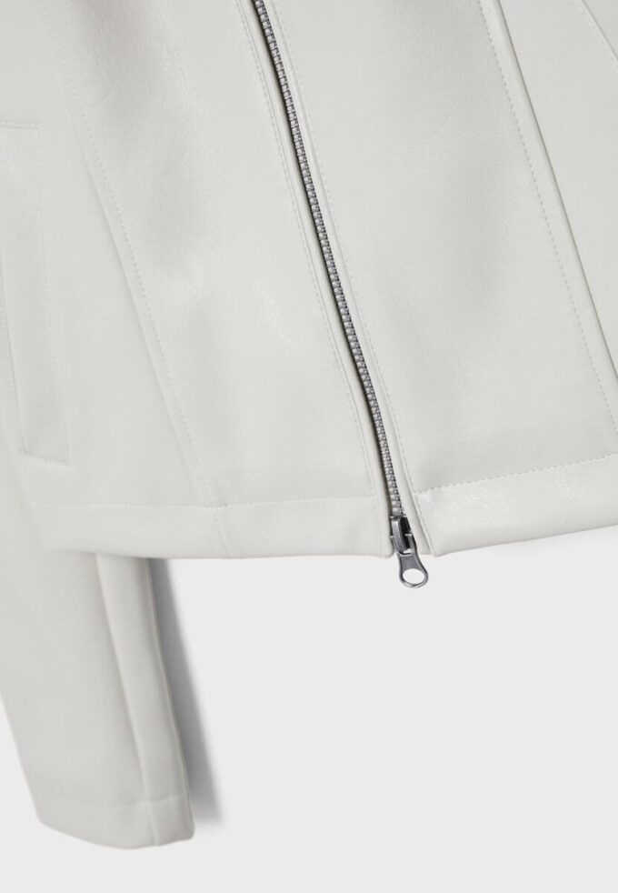 Tettsittende jakke i skinnimitasjon