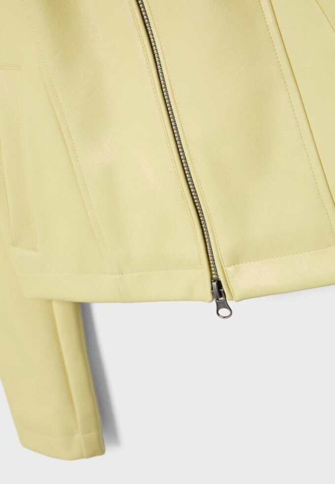 Tettsittende jakke i skinnimitasjon