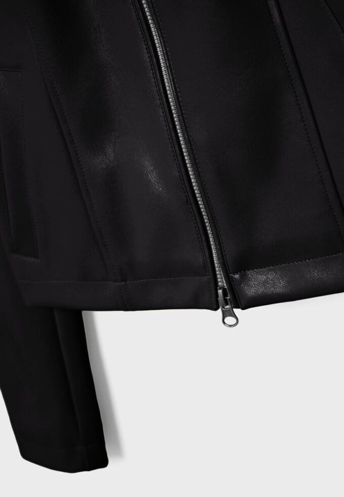 Tettsittende jakke i skinnimitasjon