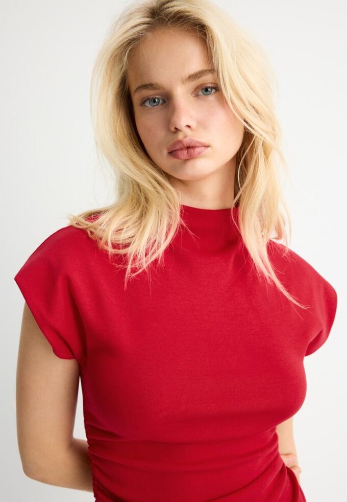 Tettsittende kort kjole med rynkedetaljer