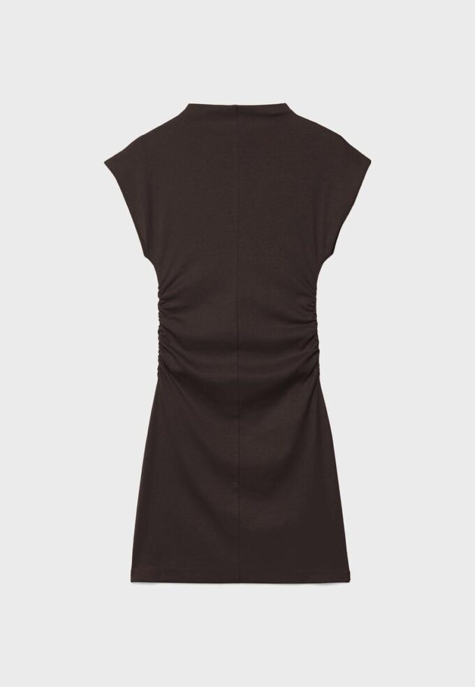 Tettsittende kort kjole med rynkedetaljer