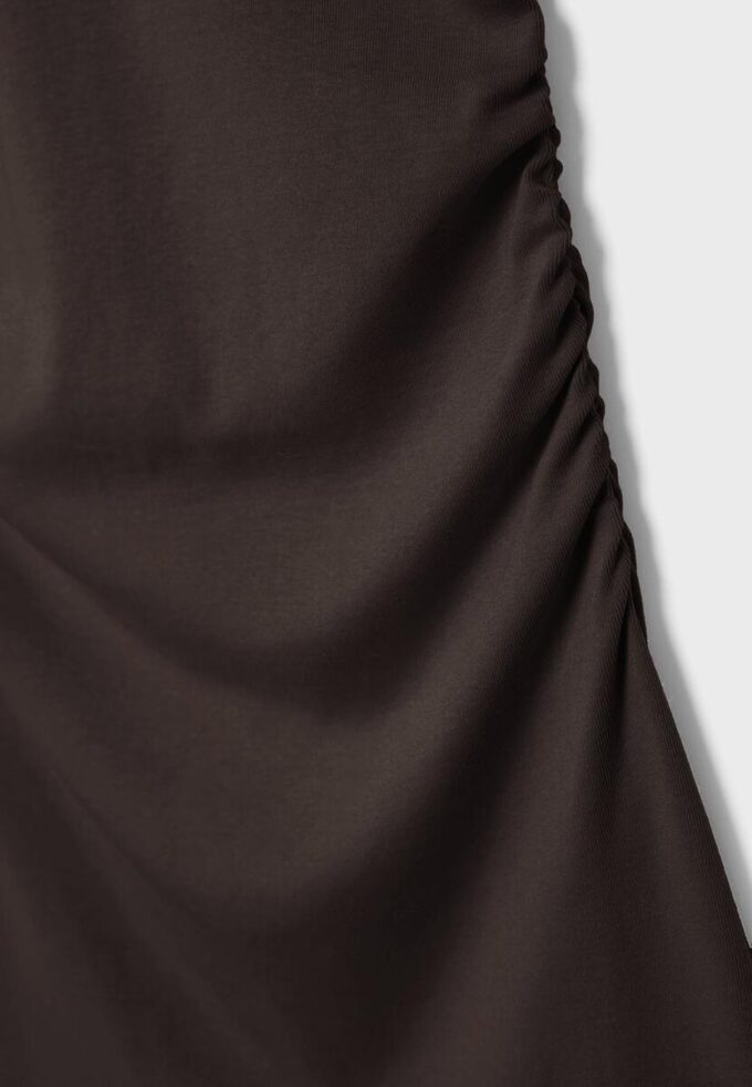 Tettsittende kort kjole med rynkedetaljer