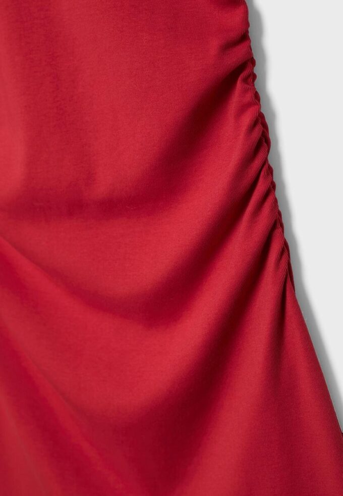 Tettsittende kort kjole med rynkedetaljer