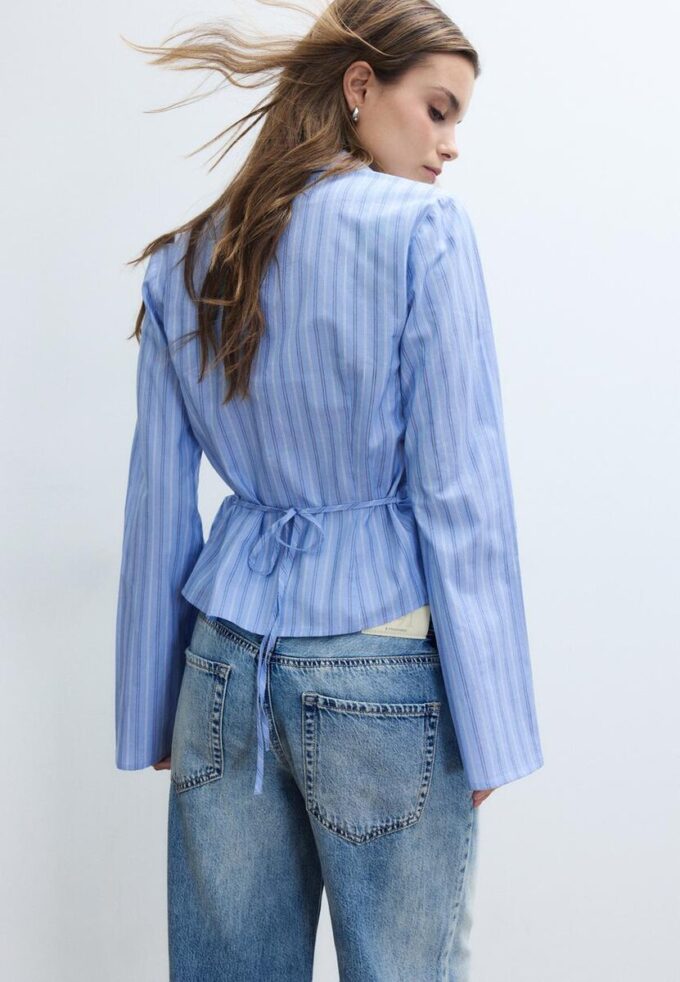 Tettsittende skjorte med knute