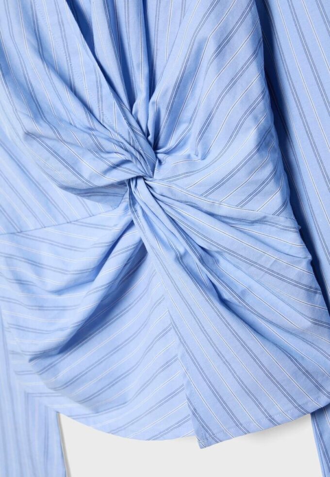 Tettsittende skjorte med knute