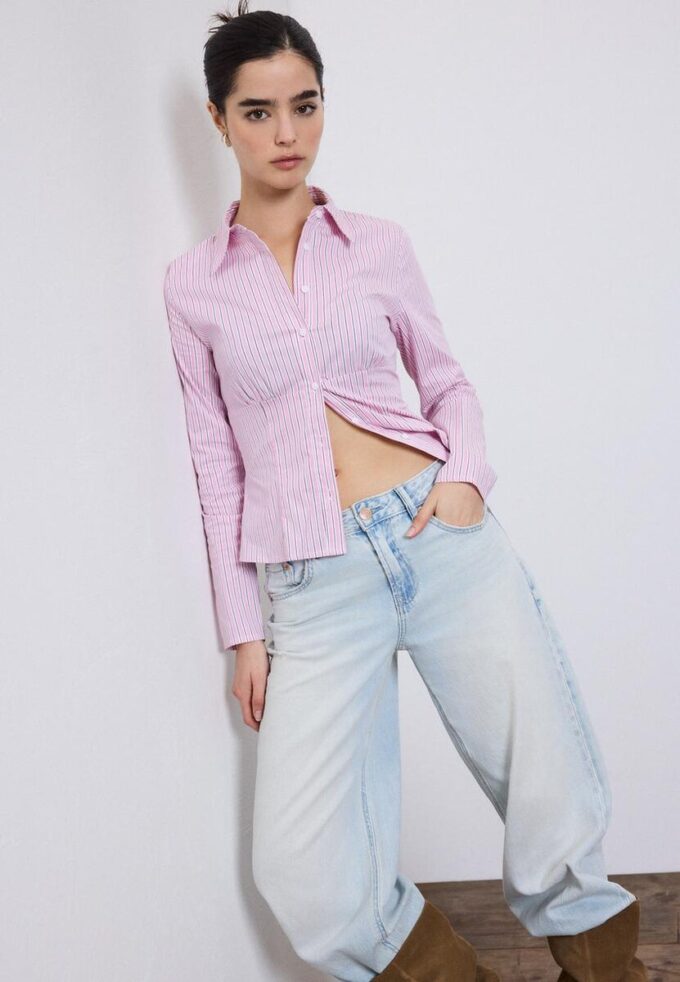 Tettsittende skjorte med søm under brystet