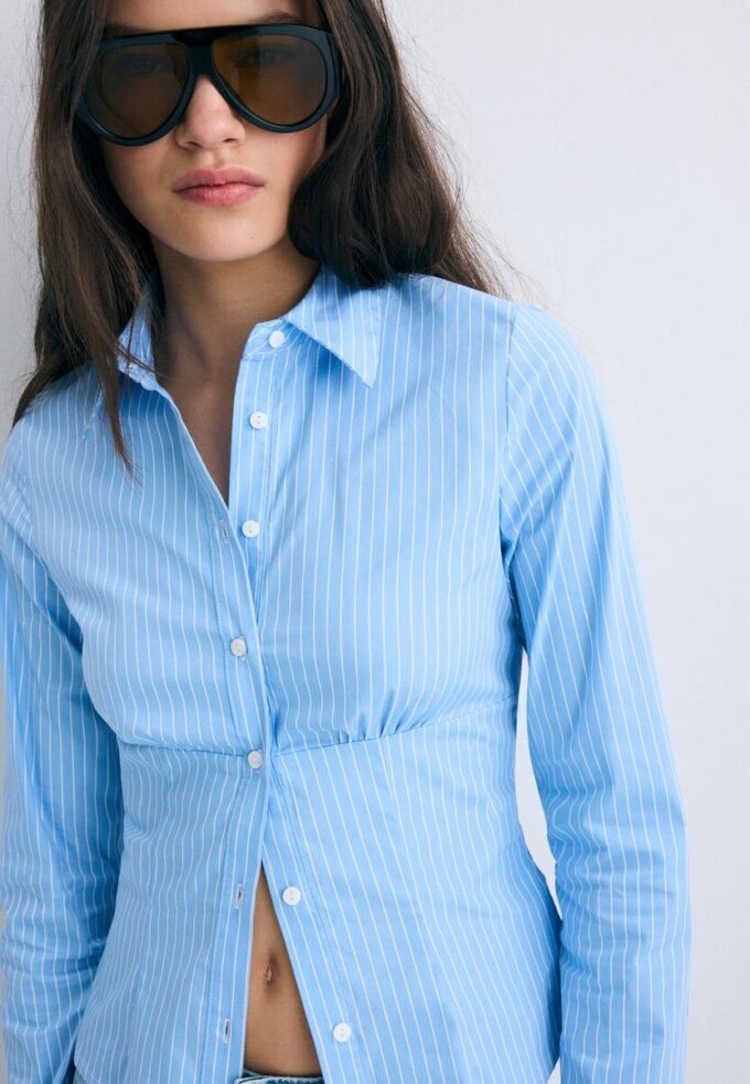 Tettsittende skjorte med søm under brystet