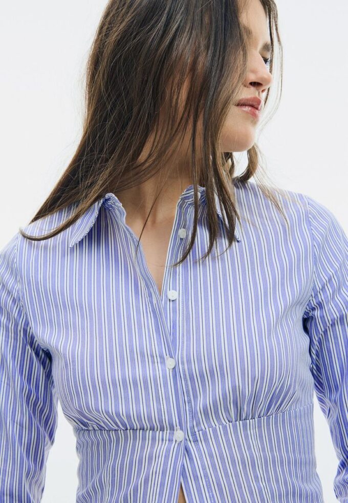 Tettsittende skjorte med søm under brystet