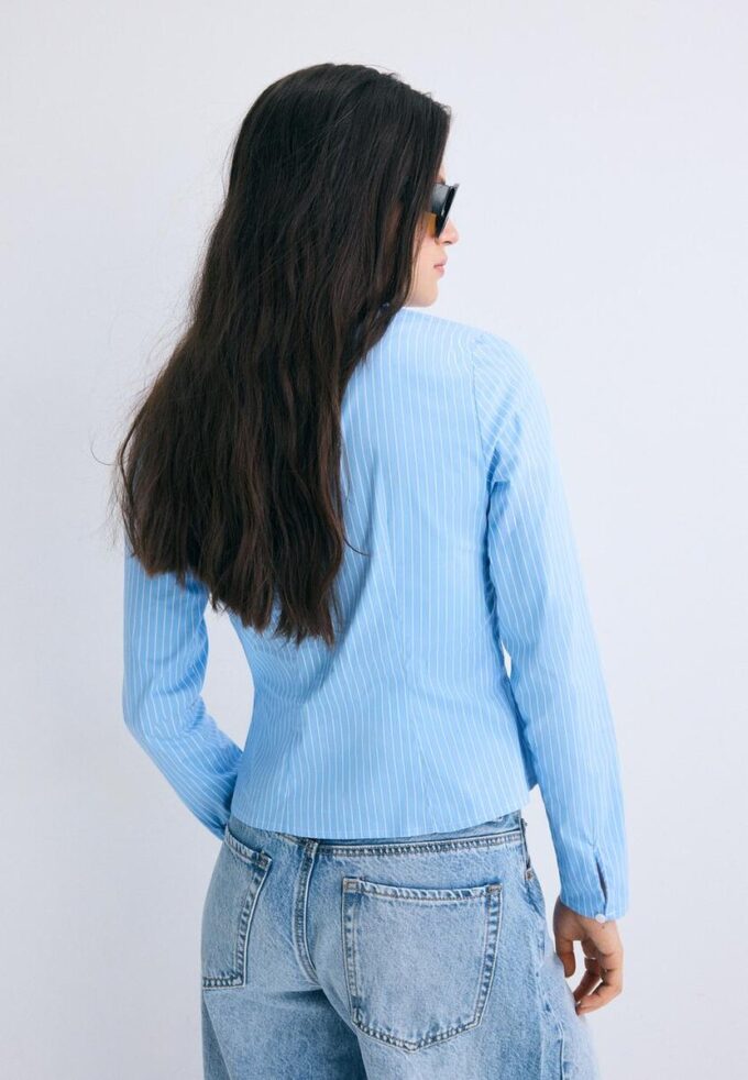 Tettsittende skjorte med søm under brystet