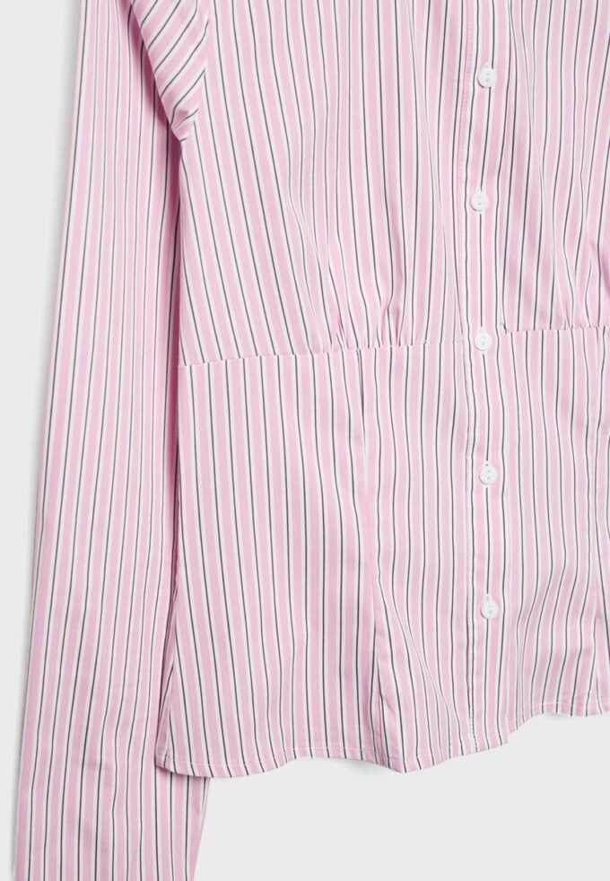 Tettsittende skjorte med søm under brystet