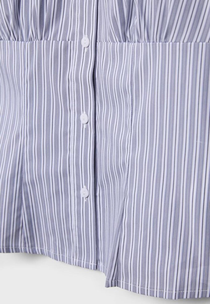 Tettsittende skjorte med søm under brystet