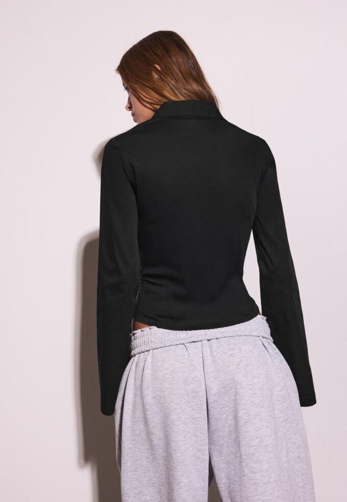 Tettsittende skjorte med vidde i ermene